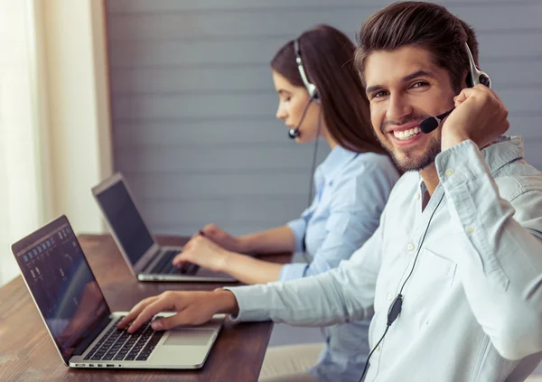 Schönes Geschäftspaar arbeitet — Stockfoto