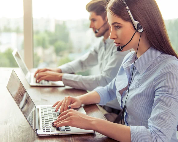 Schönes Geschäftspaar arbeitet — Stockfoto