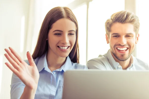 Hermosa pareja de negocios trabajando — Foto de Stock