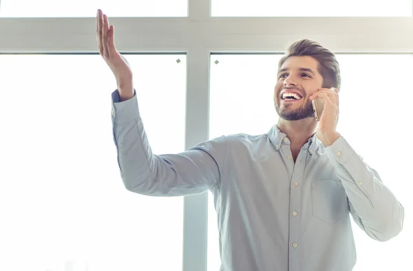 Stilig ung affärsman med gadget — Stockfoto