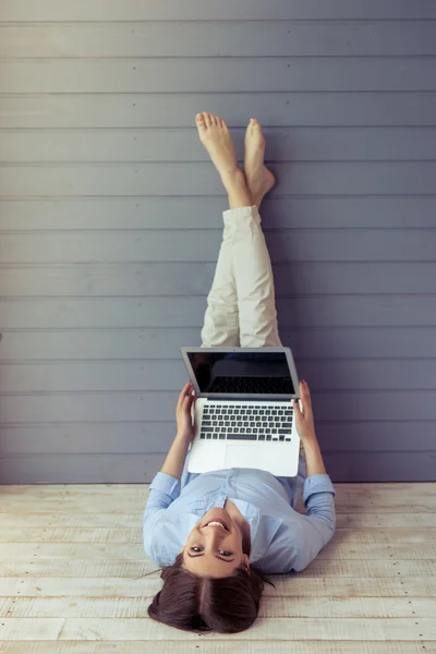 Beautiful young business woman with gadget — Stock Photo, Image