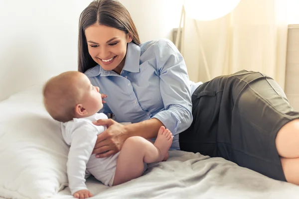 Señora de los negocios con su bebé — Foto de Stock