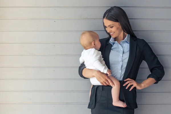 彼女の赤ん坊を持つビジネス女性 — ストック写真
