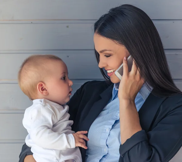 Señora de los negocios con su bebé — Foto de Stock