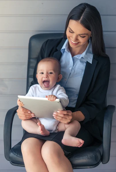 Zakelijke dame met haar baby — Stockfoto