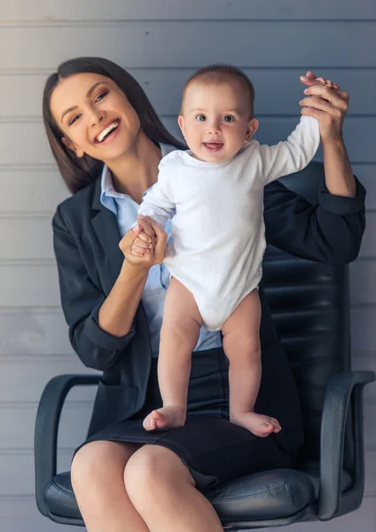 Señora de los negocios con su bebé —  Fotos de Stock