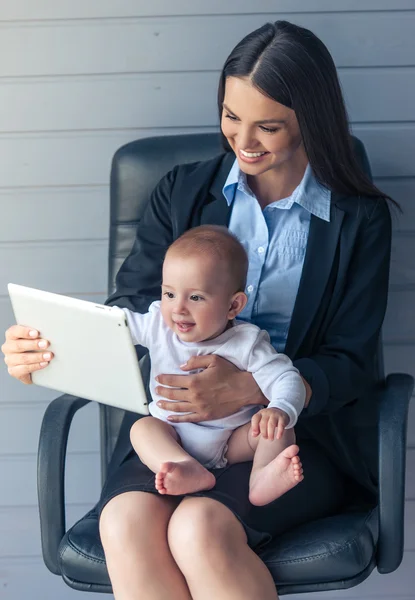 Zakelijke dame met haar baby — Stockfoto