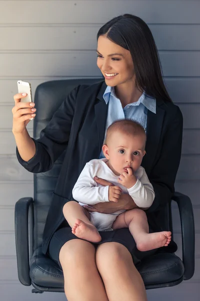 Zakelijke dame met haar baby — Stockfoto