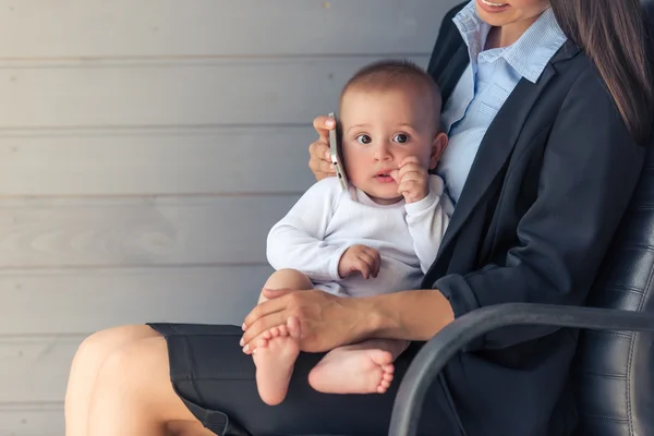 Señora de los negocios con su bebé — Foto de Stock