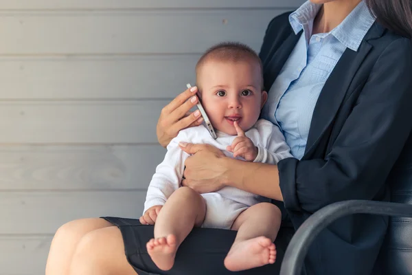 Señora de los negocios con su bebé —  Fotos de Stock