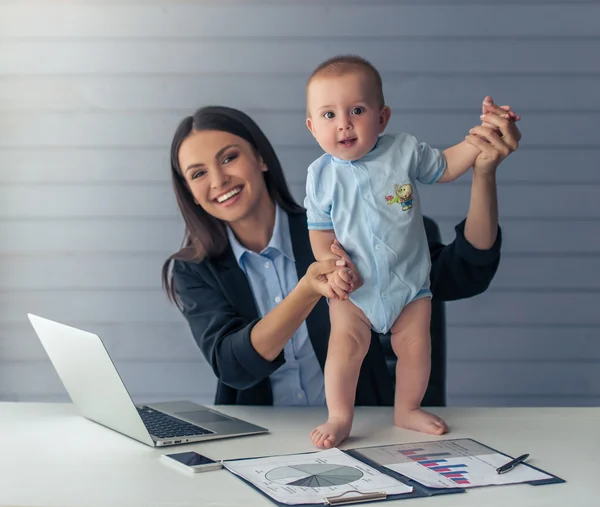 Señora de los negocios con su bebé —  Fotos de Stock