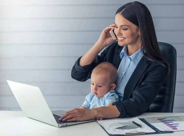 Señora de los negocios con su bebé — Foto de Stock