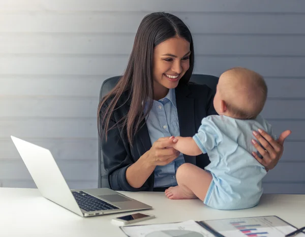 Señora de los negocios con su bebé — Foto de Stock