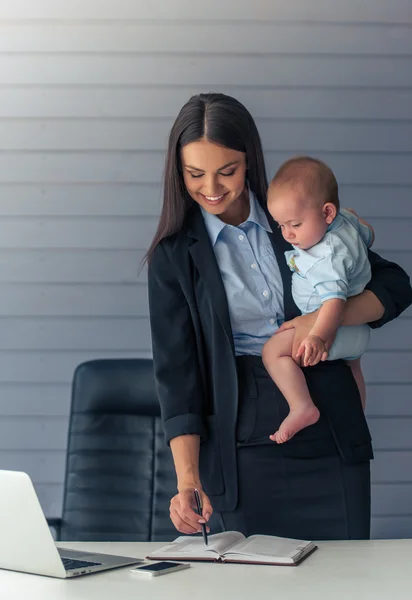 Geschäftsfrau mit ihrem Baby — Stockfoto