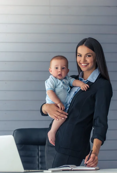 Señora de los negocios con su bebé — Foto de Stock