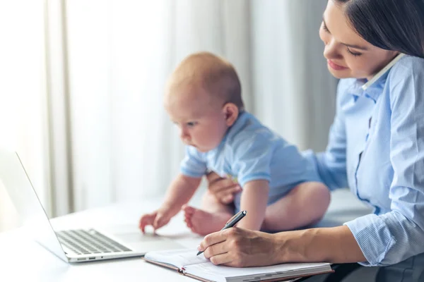 Señora de los negocios con su bebé — Foto de Stock