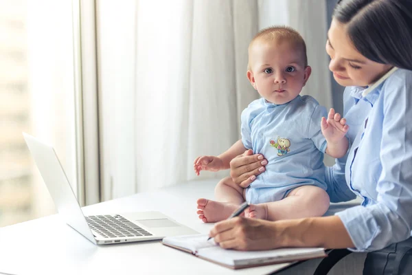 Business lady with her baby — Stock Photo, Image