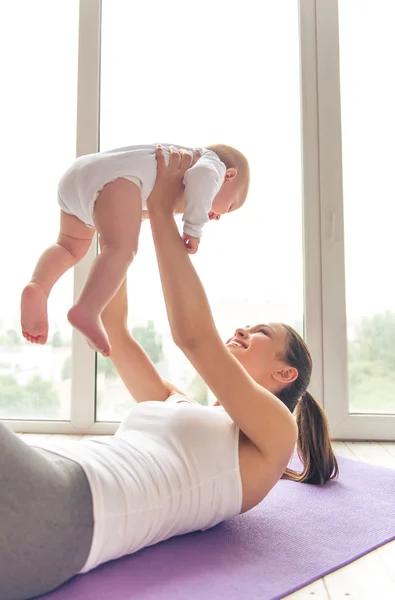 Sporting mom and baby — Stock Photo, Image