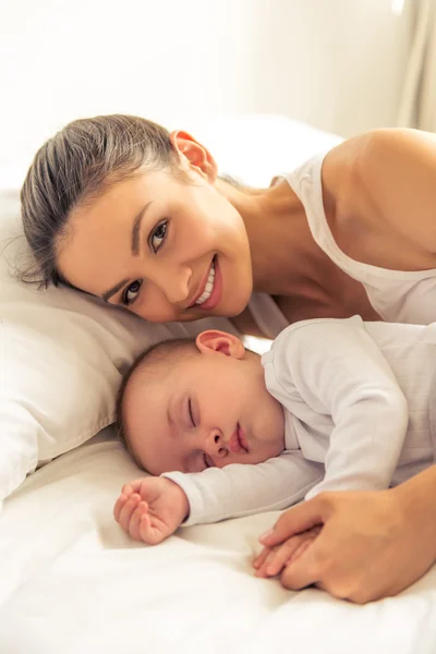 Mamá y bebé — Foto de Stock