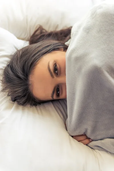 Mulher bonita na cama — Fotografia de Stock