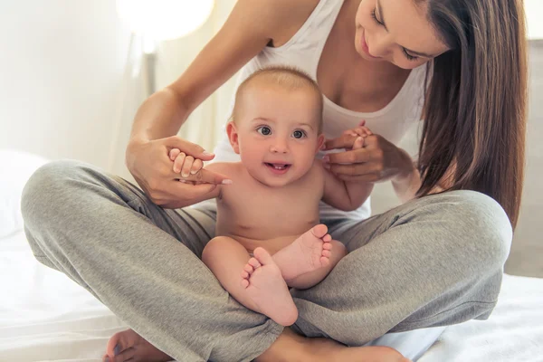 Mamá y bebé — Foto de Stock