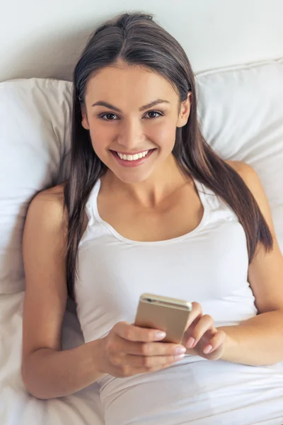 침대에서 아름 다운 여자 — 스톡 사진