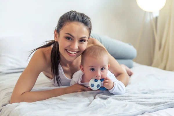 Mamá y bebé — Foto de Stock