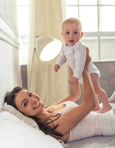 Mamá y bebé — Foto de Stock