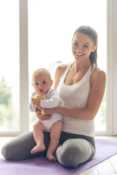 Sportieve moeder en baby — Stockfoto