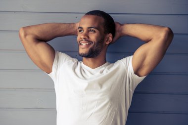 Yakışıklı Afro Amerikalı adam