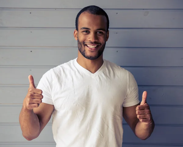 Schöner afroamerikanischer Mann — Stockfoto