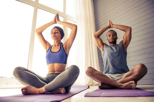 Pareja afroamericana haciendo yoga — Foto de Stock