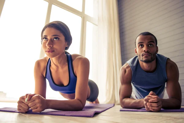 Yoga yaparken Afro Amerikan Çift — Stok fotoğraf