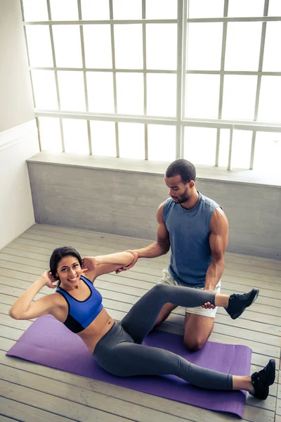 Afro amerikanisch pärchen working out — Stockfoto