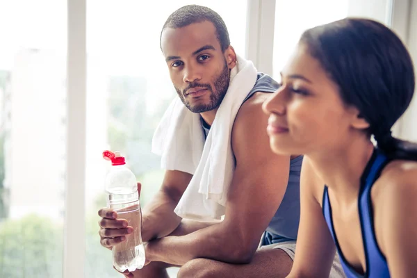 Afro amerikanisch pärchen working out — Stockfoto