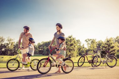 Bisiklet üzerinde aile