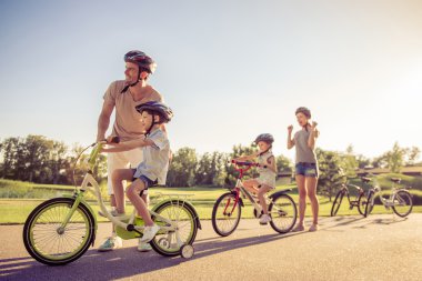 Bisiklet üzerinde aile
