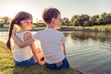 çocuklar balık yakalamak