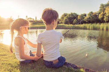 çocuklar balık yakalamak