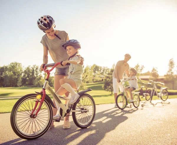 Família em bicicletas — Fotografia de Stock