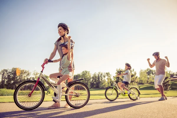 Familie op de fiets — Stockfoto