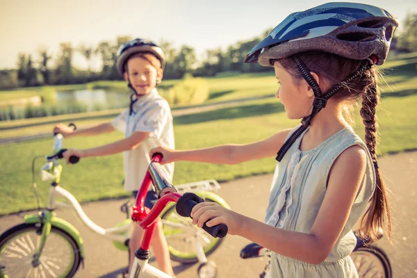 Kids on bikes — Stock Photo, Image