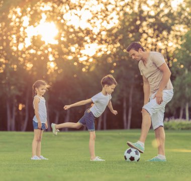 futbol oynarken aile