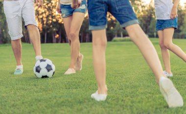 futbol oynarken aile