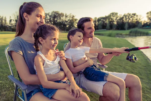 Family catching fish — Stock Photo, Image