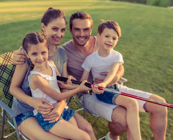 Family catching fish — Stock Photo, Image