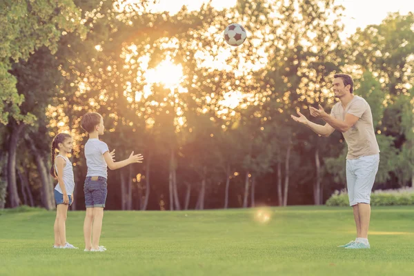 Famille jouant au football — Photo