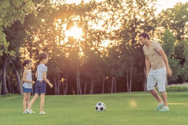 Famiglia che gioca a calcio — Foto Stock