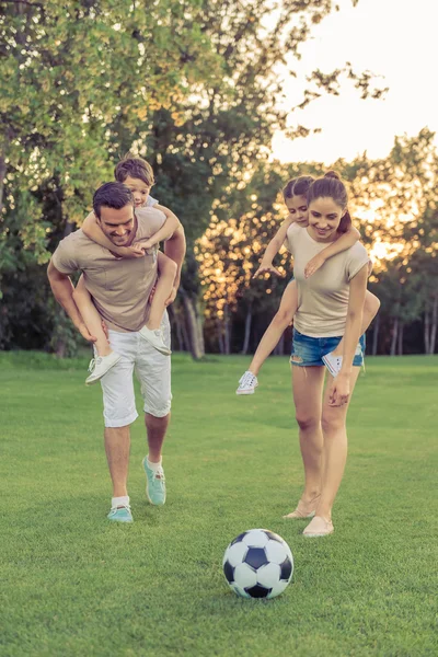 Famille jouant au football — Photo
