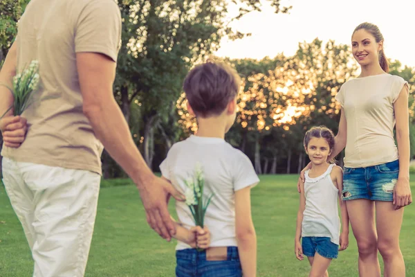 Famiglia giocare fuori — Foto Stock